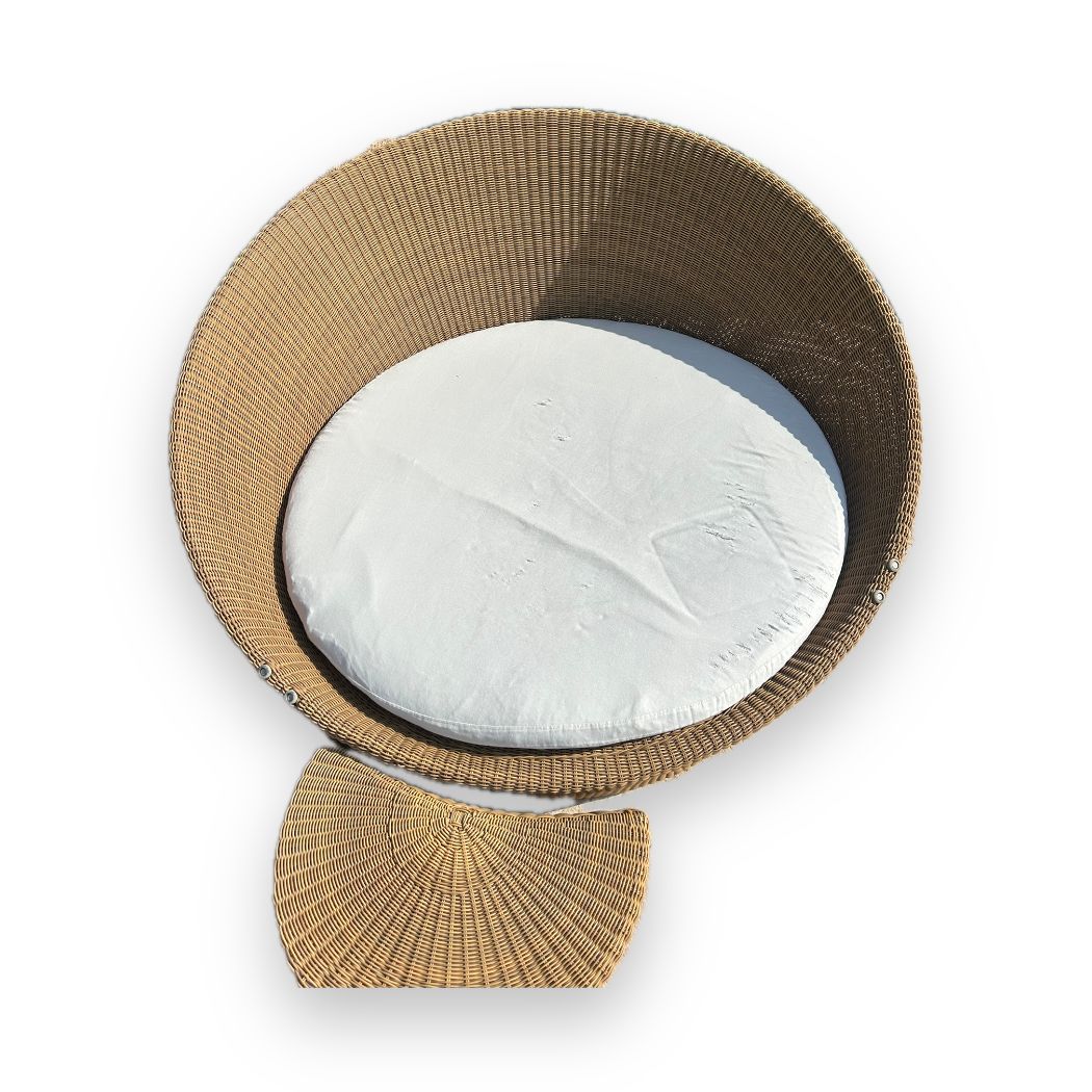 Poltrona da esterno cm 145x72H completa di sgabello